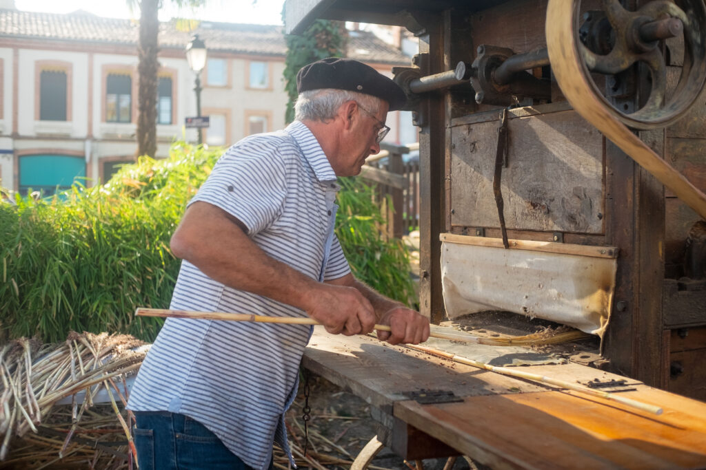 Fabrication de balais traditionnels par un artisan