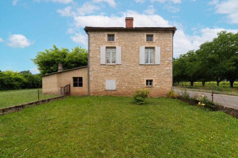 Jardin paysager, parfait pour des moments de détente en plein air.