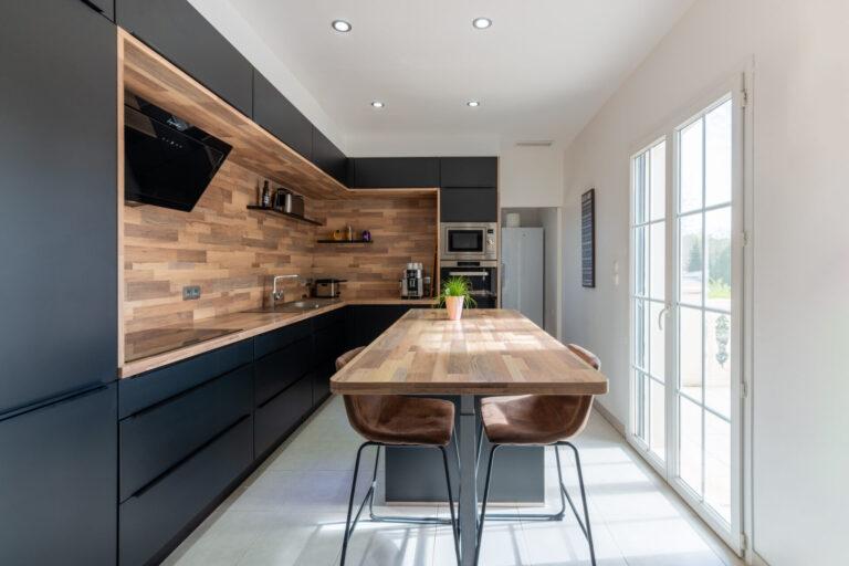 Cuisine moderne et élégante d'une maison haut de gamme